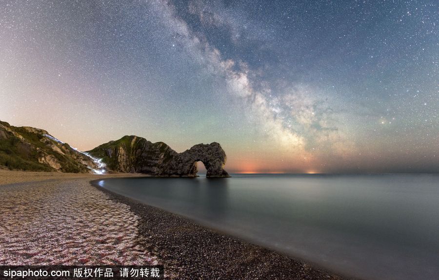 英國(guó)杜德?tīng)栭T(mén)上空的窒息銀河美景 若人間仙境