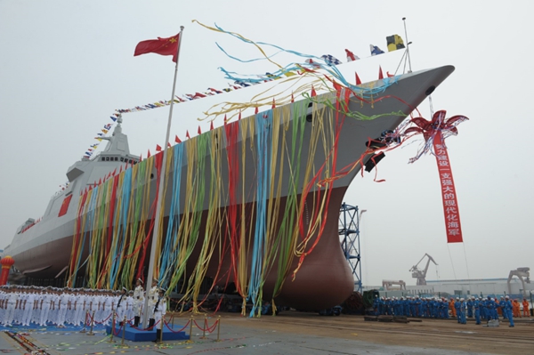 我國新型萬噸級驅逐艦首艦下水 張又俠出席下水儀式并致辭