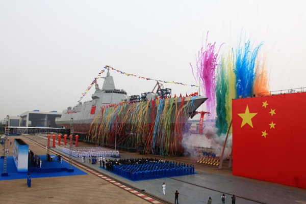 我國新型萬噸級驅逐艦首艦下水 張又俠出席下水儀式并致辭