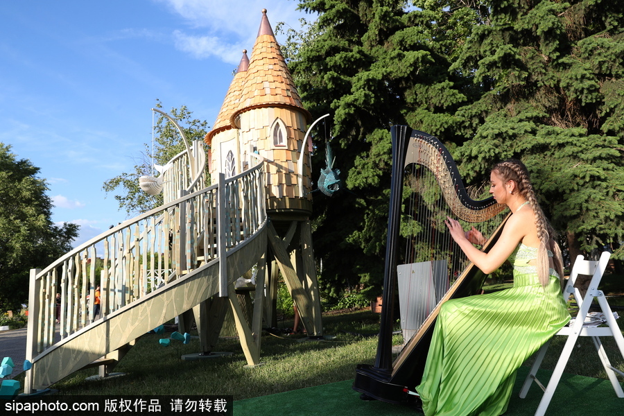 莫斯科舉辦國(guó)際花展節(jié) 精美花雕引民眾駐足