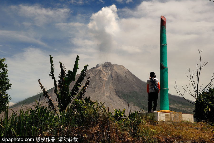 心態好！錫納朋火山熔巖量持續增加 居民淡然生活