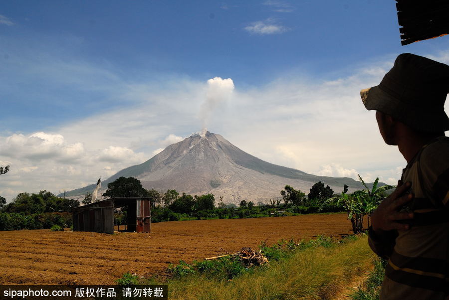 心態好！錫納朋火山熔巖量持續增加 居民淡然生活