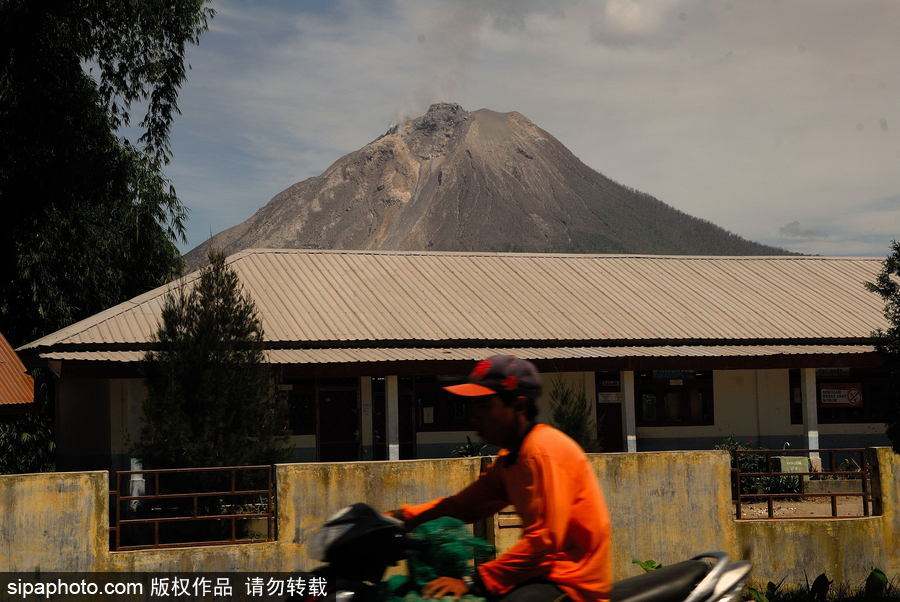 心態(tài)好！錫納朋火山熔巖量持續(xù)增加 居民淡然生活