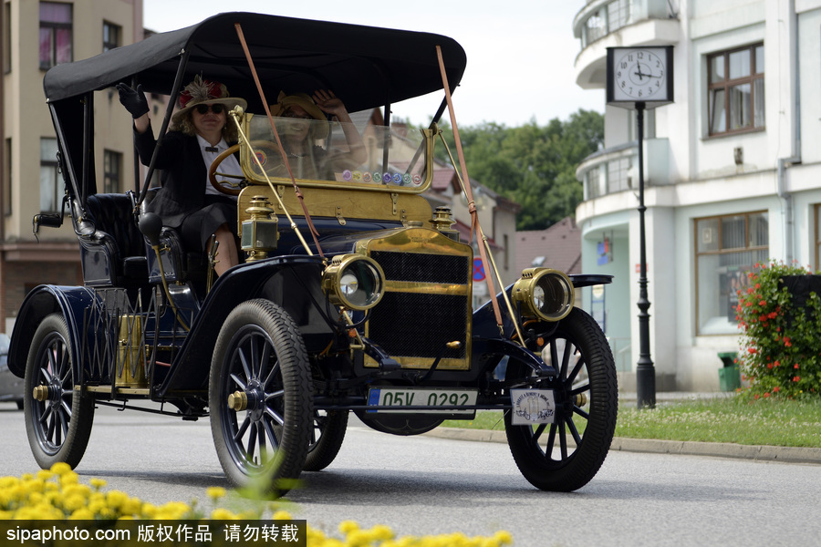 捷克舉行古董車游行 民眾身著復古服裝穿行街道