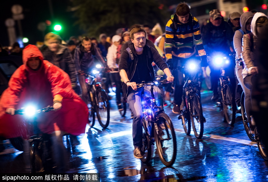 似螢火蟲“星火點(diǎn)點(diǎn)” 莫斯科夜間騎行活動點(diǎn)亮城市夜色