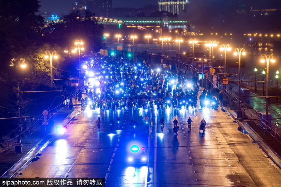 似螢火蟲“星火點點” 莫斯科夜間騎行活動點亮城市夜色