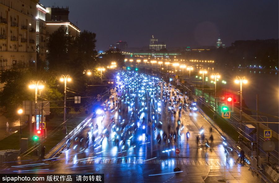 似螢火蟲“星火點(diǎn)點(diǎn)” 莫斯科夜間騎行活動點(diǎn)亮城市夜色