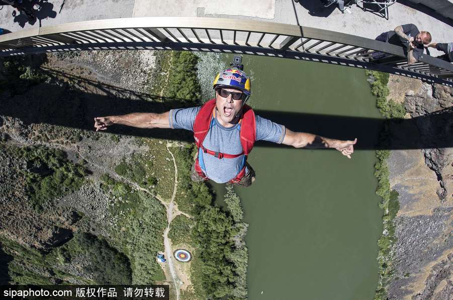 大神請收下我的膝蓋！美國跳傘高手24小時內瘋狂跳傘63次創(chuàng)造世界紀錄
