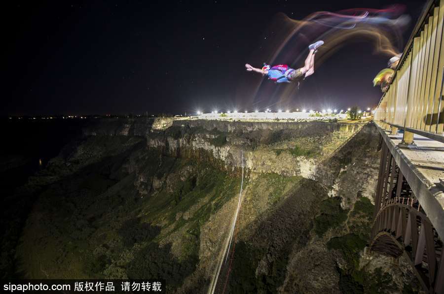 大神請收下我的膝蓋！美國跳傘高手24小時內瘋狂跳傘63次創(chuàng)造世界紀錄