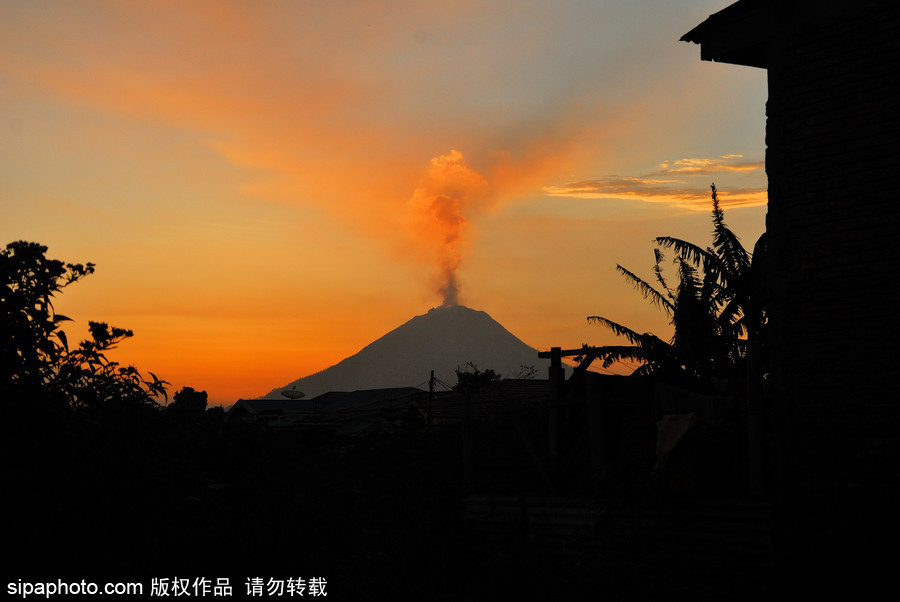 印尼錫納朋火山持續(xù)噴發(fā) 日暮時分火光沖天染紅天際