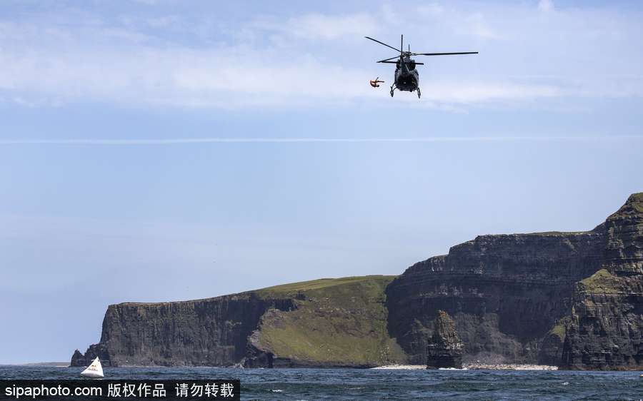 厲害了word哥！英國探險家乘坐直升機從25米高處飛躍莫赫懸崖
