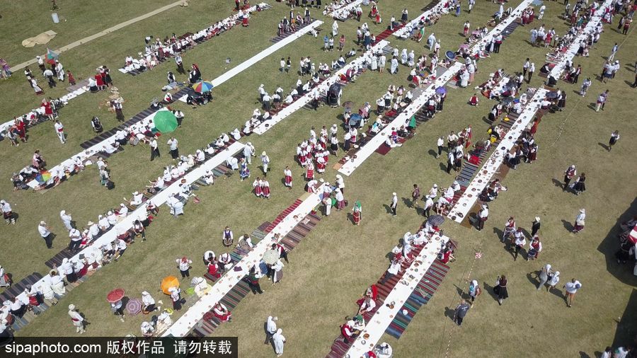 保級(jí)利亞舊式婚禮擺“長(zhǎng)桌宴” 超4000人參加欲打破吉尼斯世界紀(jì)錄