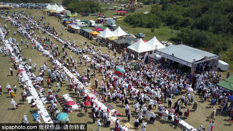 保級利亞舊式婚禮擺“長桌宴” 超4000人參加欲打破吉尼斯世界紀(jì)錄