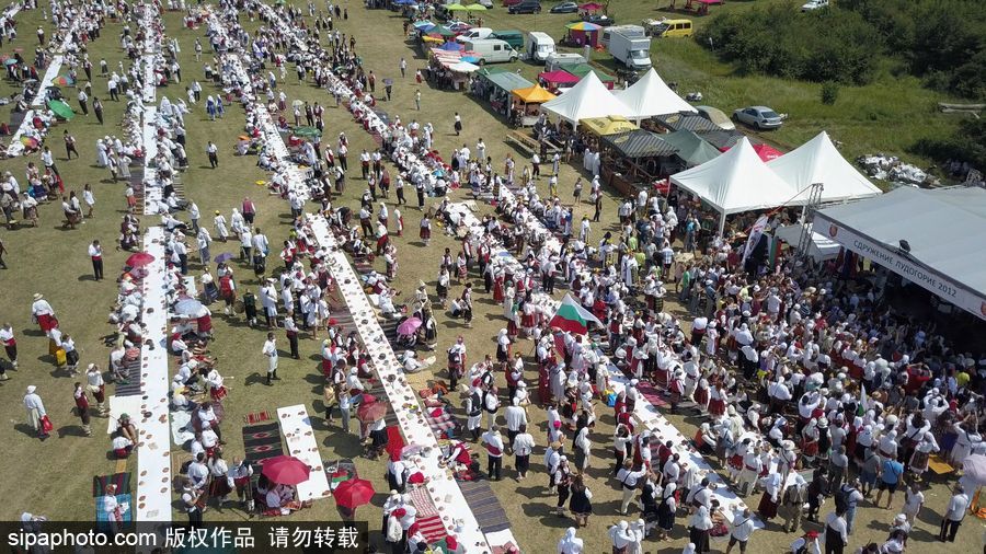 保級(jí)利亞舊式婚禮擺“長(zhǎng)桌宴” 超4000人參加欲打破吉尼斯世界紀(jì)錄