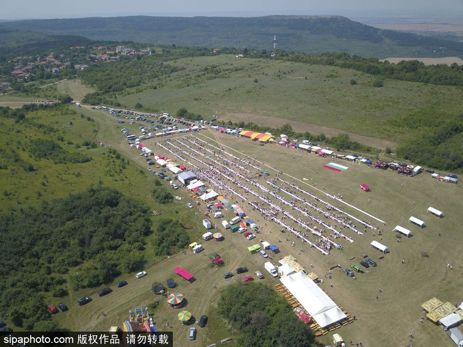 保級利亞舊式婚禮擺“長桌宴” 超4000人參加欲打破吉尼斯世界紀(jì)錄