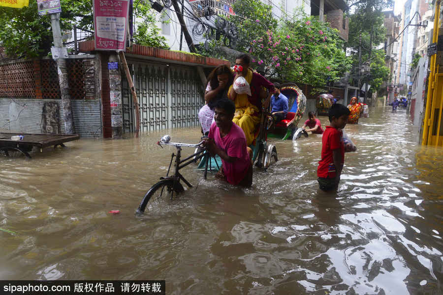 孟加拉國暴雨導致洪水泛濫 街頭交通癱瘓