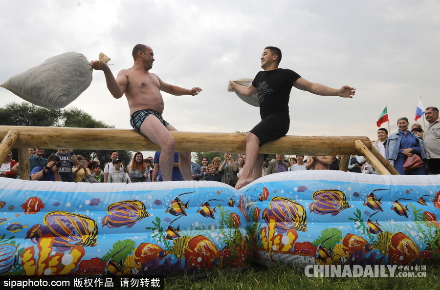 俄羅斯民眾慶祝薩班推節(jié) “枕頭大戰(zhàn)”挑水桶等競(jìng)賽激烈上演