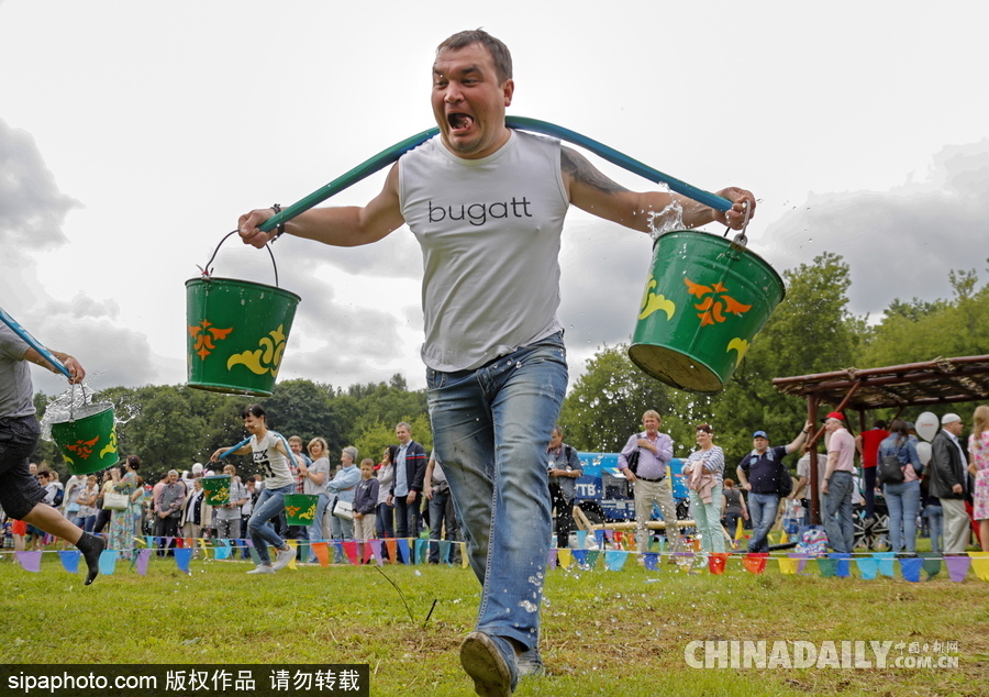 俄羅斯民眾慶祝薩班推節 “枕頭大戰”挑水桶等競賽激烈上演