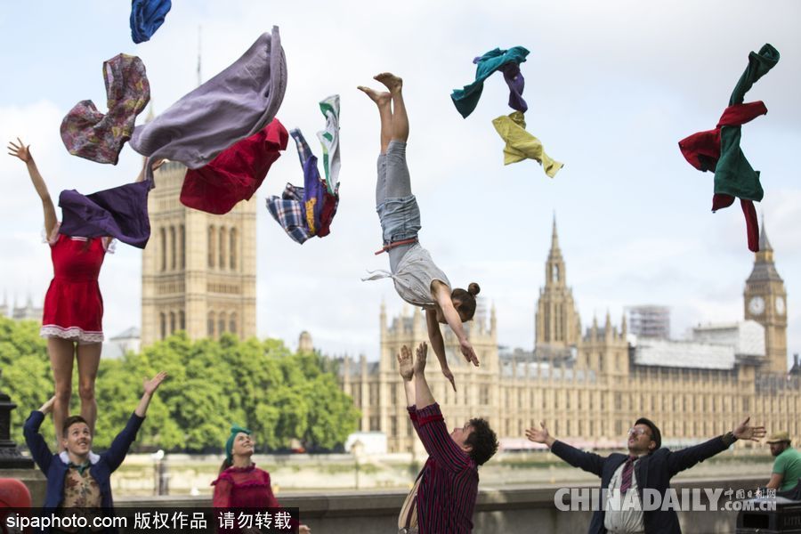 這才叫“放飛自我” 馬戲團成員倫敦街頭上演花式空翻
