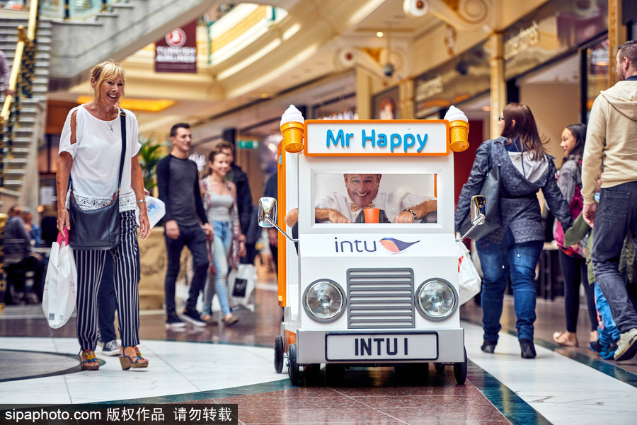 太迷你了！世界最小冰淇淋車亮相似來自“小人國”