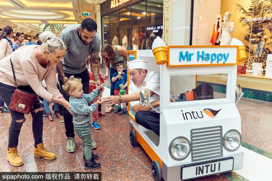太迷你了！世界最小冰淇淋車亮相似來自“小人國”