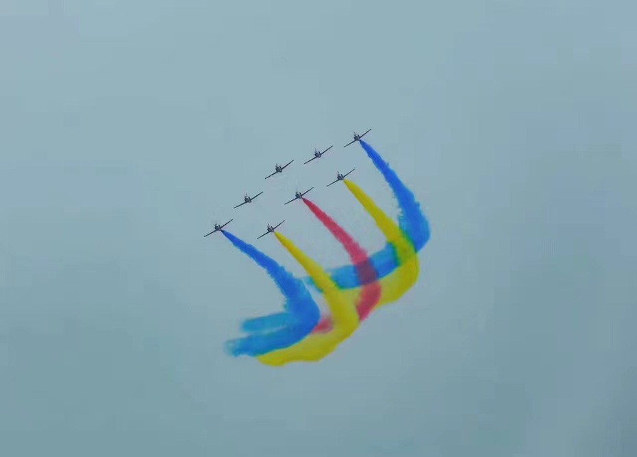 赤橙黃綠青藍(lán)紫，長空雄鷹呈英豪！