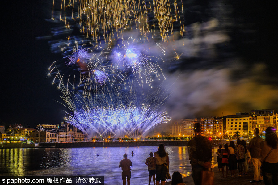西班牙圣塞巴斯蒂安盛大煙火點(diǎn)亮夜空 璀璨絕美