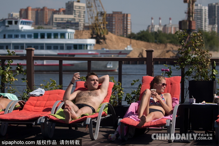 莫斯科民眾享受日光浴水邊消暑 享受夏日休閑時光