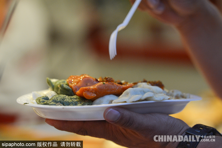 原來外國人也吃餃子 波蘭“餃子節”民眾大享美食