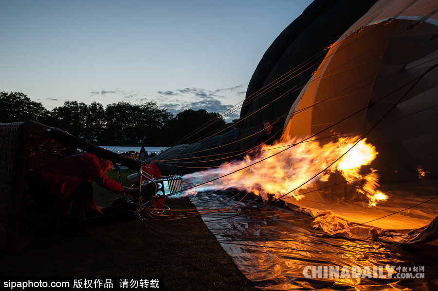 藍(lán)天下的飛行浪漫！荷蘭巴訥費(fèi)爾德熱氣球節(jié)開幕