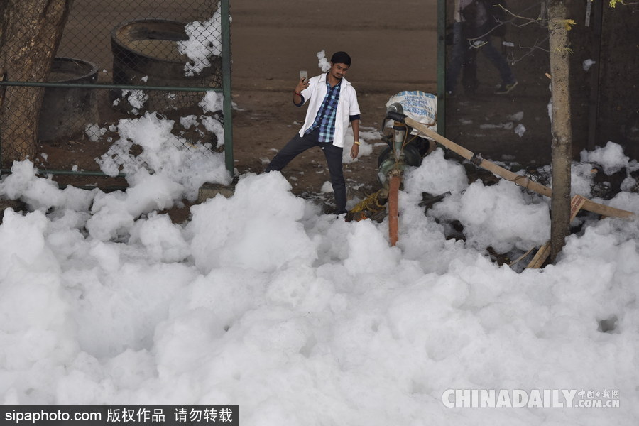 印度貝蘭杜爾湖污染嚴重 產生大量泡沫充斥街頭