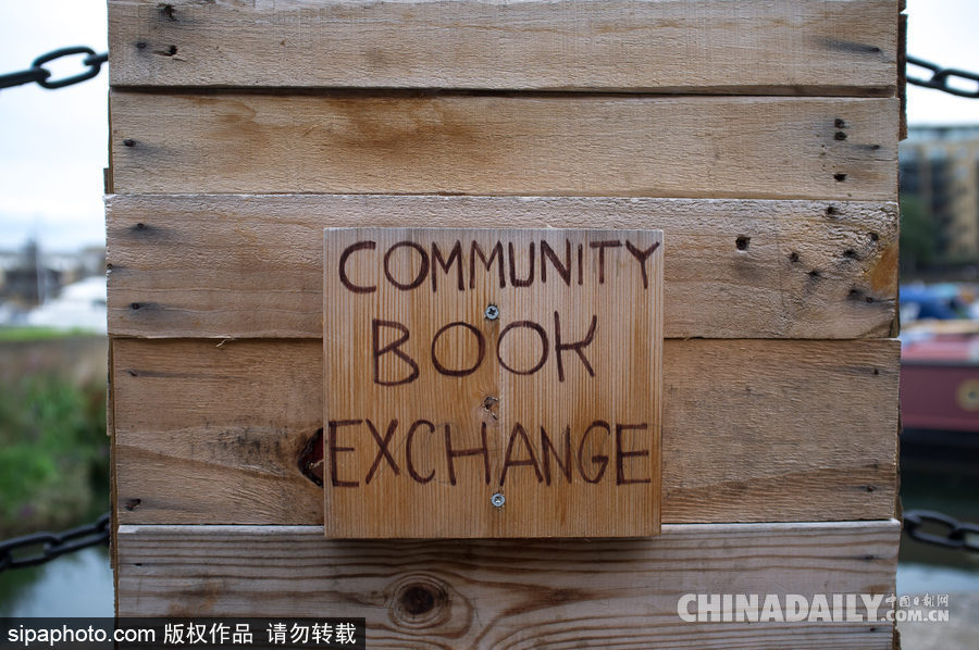 讓知識(shí)“流動(dòng)”起來(lái) 英國(guó)倫敦街頭現(xiàn)書(shū)籍交換小屋