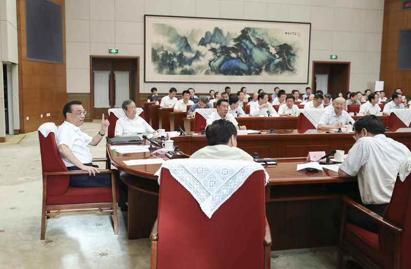 李克強(qiáng)主持召開推動制造強(qiáng)國建設(shè)、持續(xù)推進(jìn)經(jīng)濟(jì)結(jié)構(gòu)轉(zhuǎn)型升級座談會