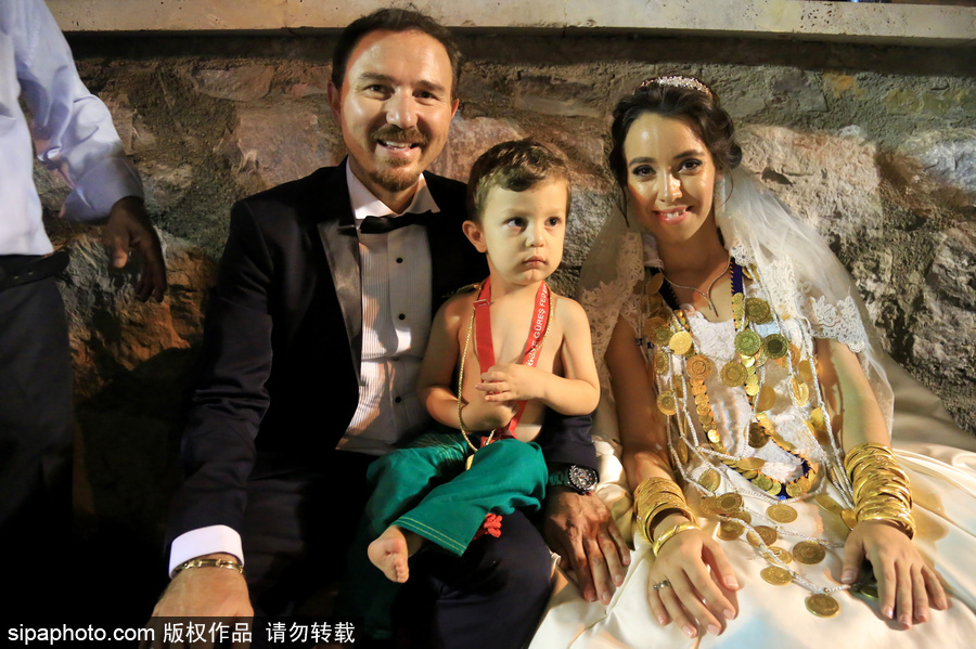 土耳其鄉(xiāng)村傳統(tǒng)婚禮 上演摔跤大賽硬漢紛紛上場