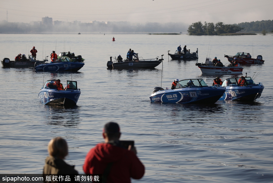 俄羅斯舉行漁船錦標(biāo)賽 伏爾加河上開展捕魚競技