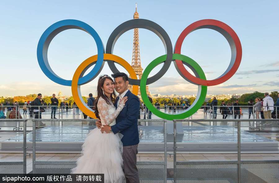 巴黎申奧成功 埃菲爾鐵塔旁奧運五環吸引眾多游客拍照留念