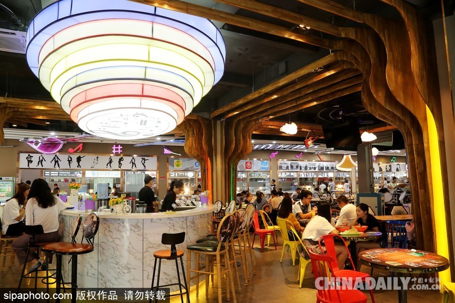 鄭州高校現(xiàn)“最美”學(xué)生餐廳 音樂主題扮靚飯?zhí)?/></a></p>

<p>2017年9月21日，河南鄭州，河南牧業(yè)經(jīng)濟學(xué)院學(xué)生食堂在新學(xué)期華麗變身，這處高大上的“最美餐廳”主打音樂主題，樂譜音符吊頂、留聲機裝飾、舒緩的背景音樂，音樂元素?zé)o處不在，餐廳中央還有一處小舞臺，設(shè)置了架子鼓、麥克風(fēng)供學(xué)生自由使用。</p>
</div>

<div width=