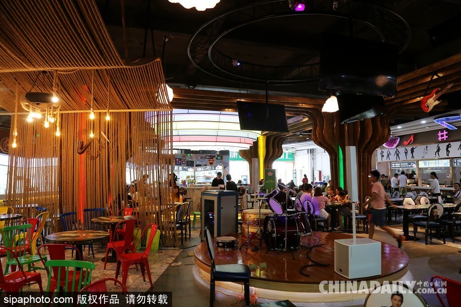 鄭州高校現(xiàn)“最美”學(xué)生餐廳 音樂(lè)主題扮靚飯?zhí)?/></a></p>

<p>2017年9月21日，河南鄭州，河南牧業(yè)經(jīng)濟(jì)學(xué)院學(xué)生食堂在新學(xué)期華麗變身，這處高大上的“最美餐廳”主打音樂(lè)主題，樂(lè)譜音符吊頂、留聲機(jī)裝飾、舒緩的背景音樂(lè)，音樂(lè)元素?zé)o處不在，餐廳中央還有一處小舞臺(tái)，設(shè)置了架子鼓、麥克風(fēng)供學(xué)生自由使用。</p>
</div>

<div width=