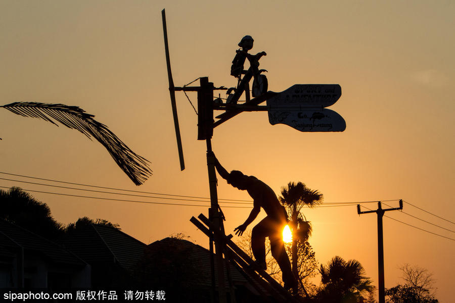 印尼迎來傳統風車節 風帆舞動夕陽剪影下美如畫