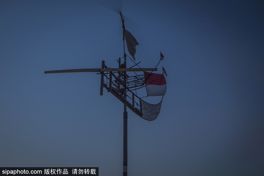 印尼迎來傳統(tǒng)風(fēng)車節(jié) 風(fēng)帆舞動(dòng)夕陽剪影下美如畫