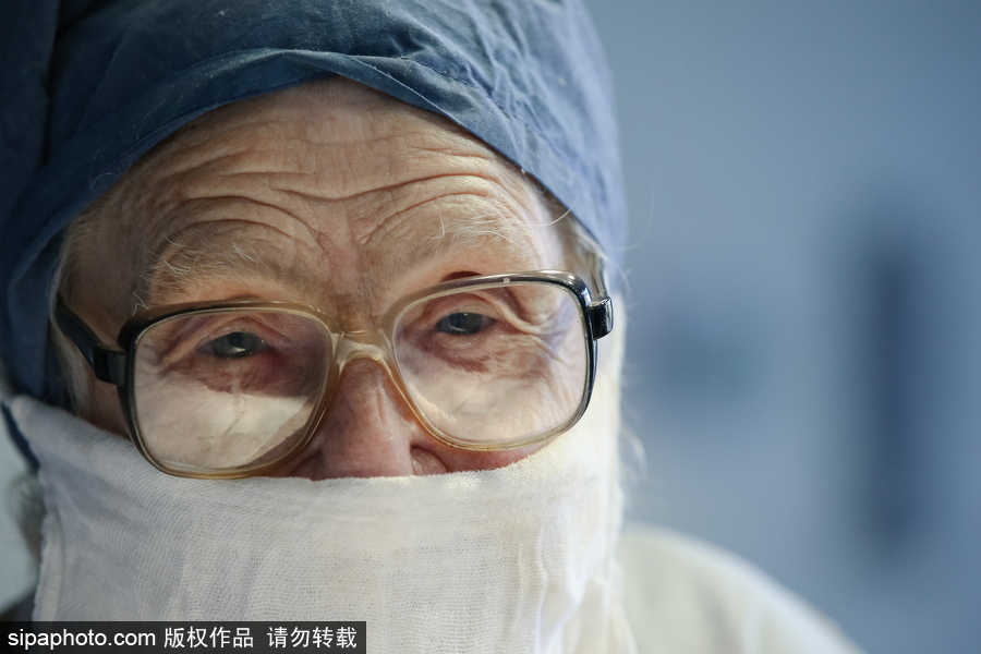 俄最年長在職外科醫生 90歲高齡仍在主刀