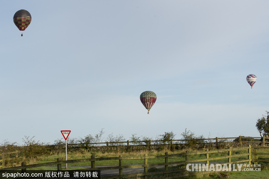 愛爾蘭舉行熱氣球錦標賽 色彩點綴天空場景浪漫