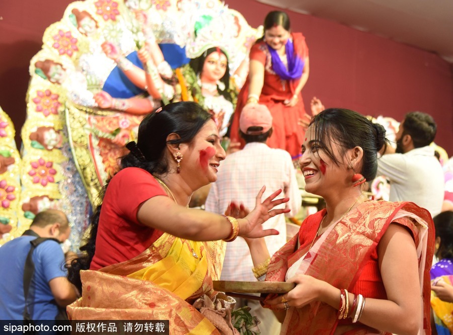 印度阿拉哈巴德女性臉上抹朱砂 慶祝Vijay Dashmi節