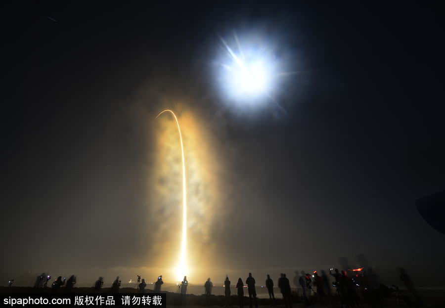 SpaceX獵鷹9號火箭發射10顆銥衛星 成功海上回收