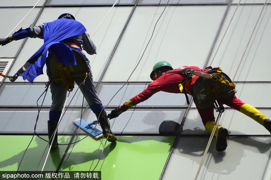暖！擦玻璃工人扮“蜘蛛俠”3年 哄生病兒童開心