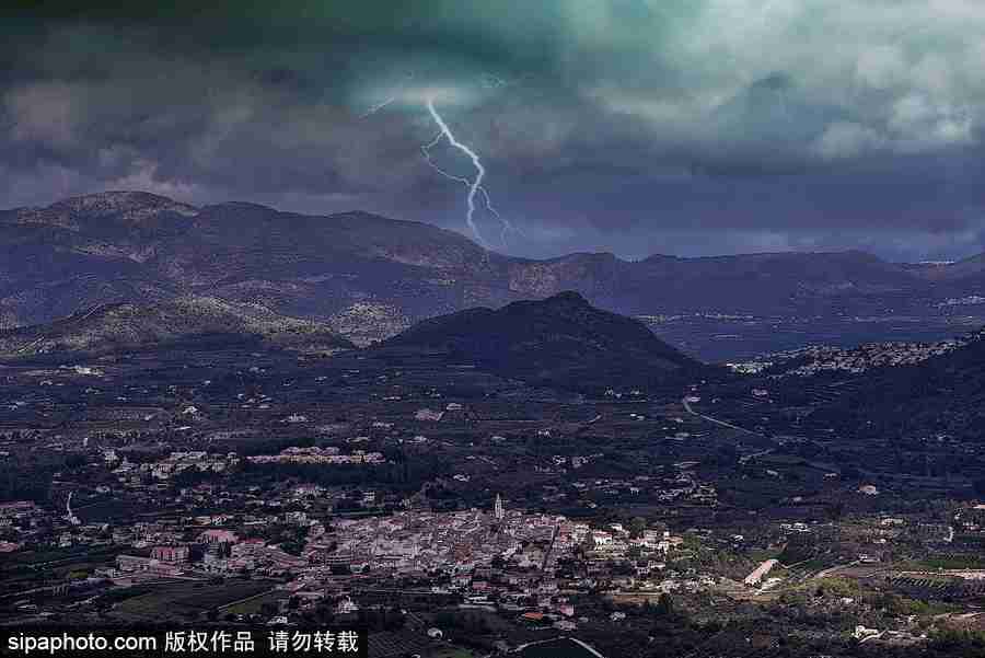 超現實魔幻大片 西班牙山谷雷電場景震撼