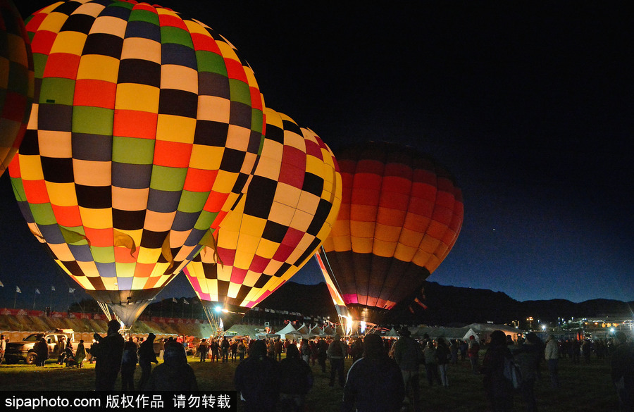 阿布奎基國際熱氣球節持續進行中 色彩斑斕點綴天空