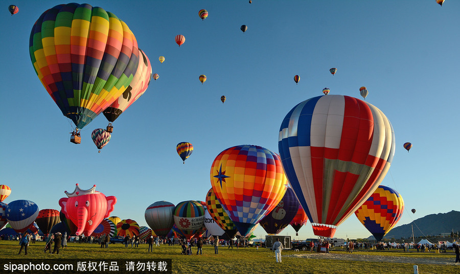 阿布奎基國際熱氣球節持續進行中 色彩斑斕點綴天空