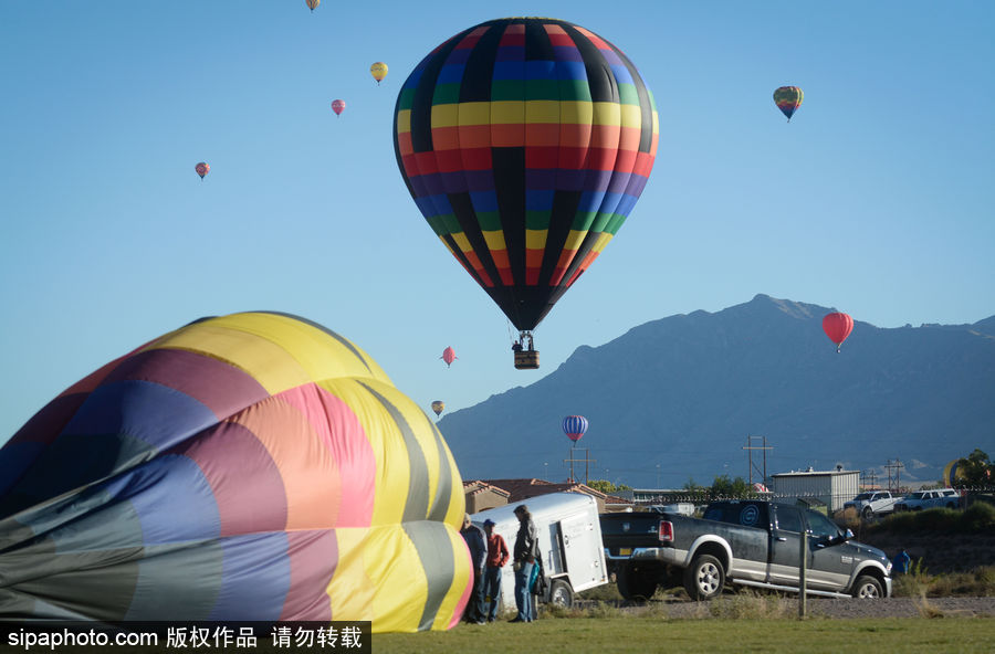 阿布奎基國際熱氣球節持續進行中 色彩斑斕點綴天空
