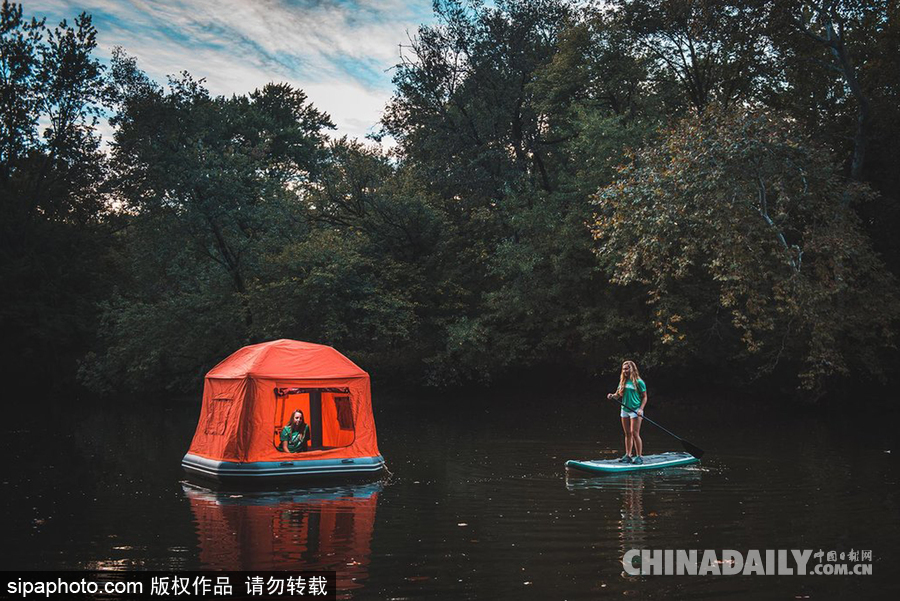 誰說露營只能在地面？水上帳篷問世讓你躺在水面看星星